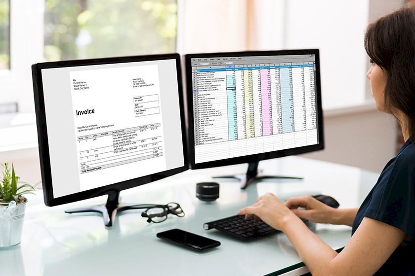 Frau am PC arbeitet mit Software zur Sales Intelligence