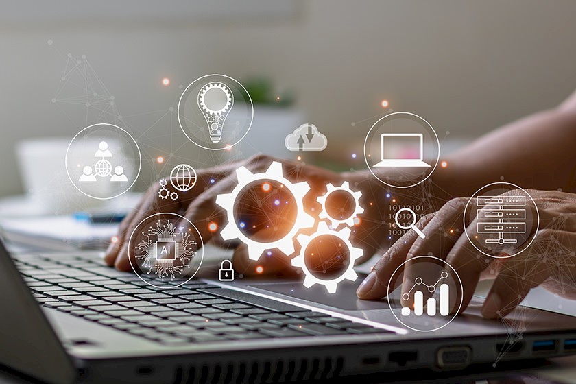 Person am Laptop - unterstützt durch Sales Automation