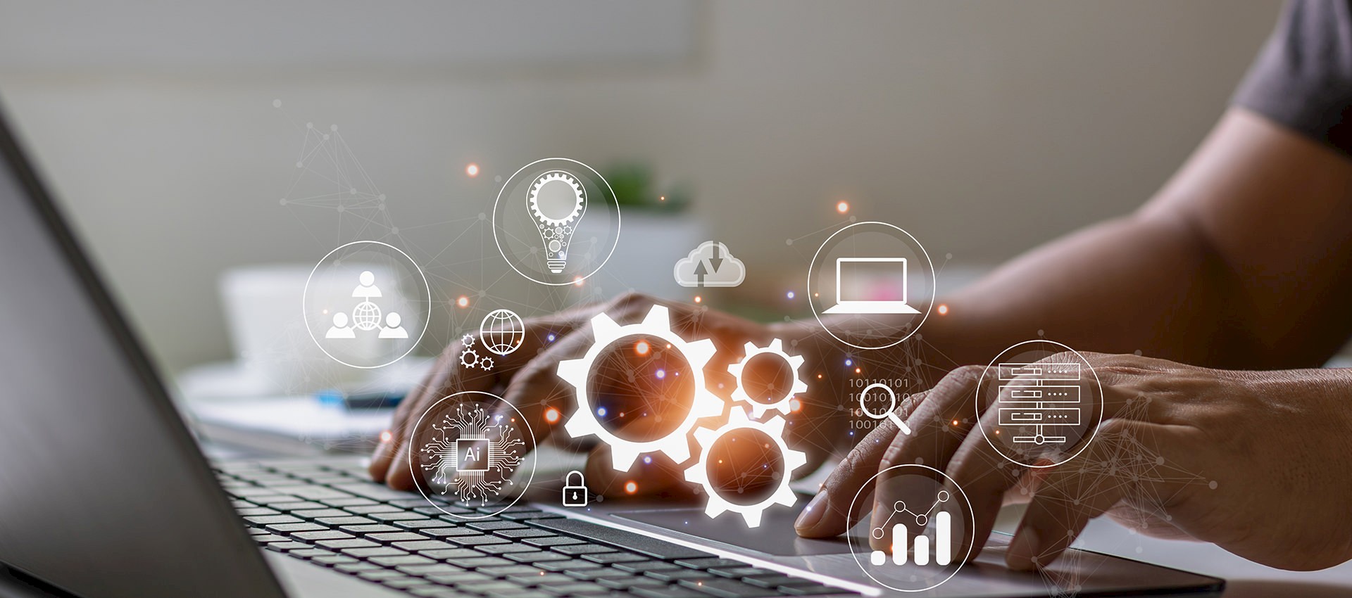 Person am Laptop - unterstützt durch Sales Automation