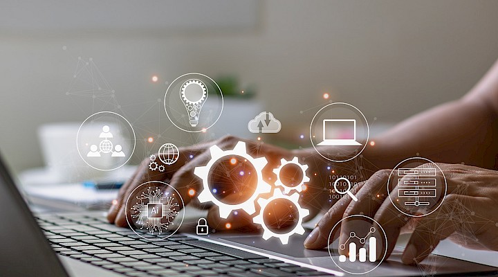 Person am Laptop - unterstützt durch Sales Automation