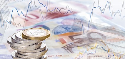 Geldscheine und Euromünzen zusammen mit grafischer Entwicklung