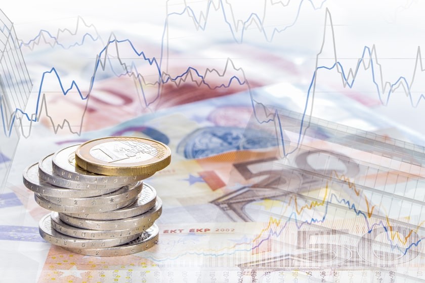 Geldscheine und Euromünzen zusammen mit grafischer Entwicklung