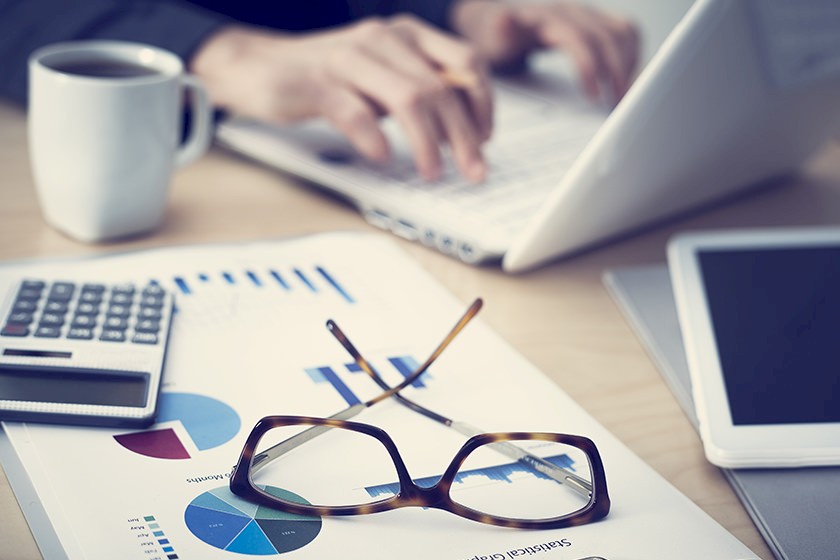 Person beim Erstellen einer Website für Handwerker