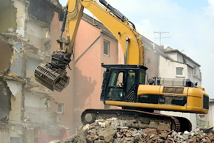 Bagger bei Abrissarbeiten