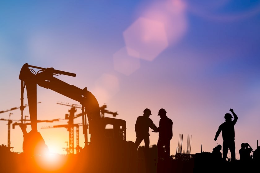 Baustelle im Abendlicht die durch KI im Handwerk unterstützt wird