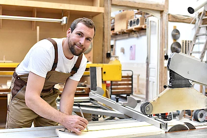 Mann nutzt KI im Handwerk zur Vermessung