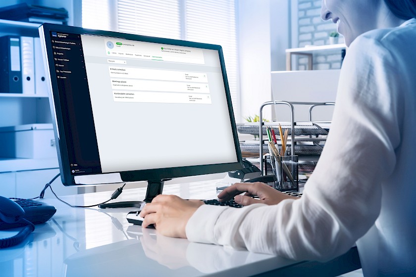 Person am PC automatisiert den Vertrieb