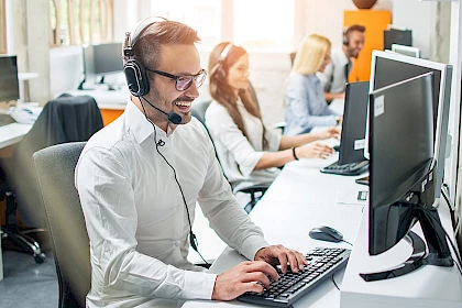 Vertriebsmitarbeiter nutzt den optimalen Salesbot