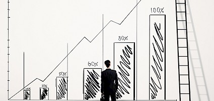 Mann betrachtet steigenden Baupreisindex