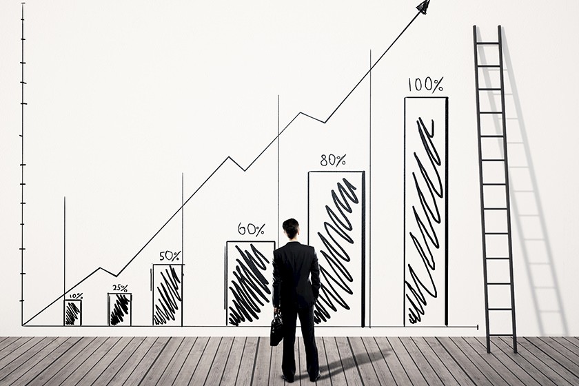 Mann betrachtet steigenden Baupreisindex