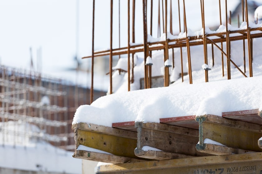 Schneebedeckte Baustelle im Winter