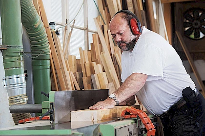Handwerker bei Innenarbeiten wegen Schlechtwetter