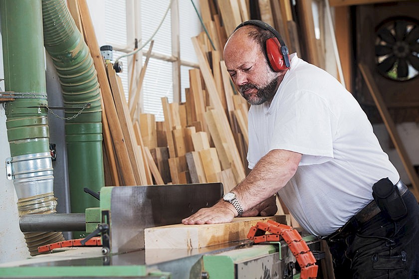 Handwerker bei Innenarbeiten wegen Schlechtwetter