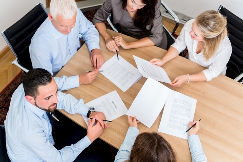 Mitarbeiter verschiedener Unternehmen führen Preisverhandlungen