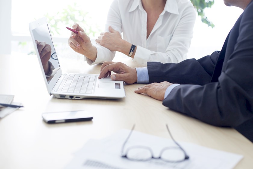 Zwei Parteien sind nach Preisverhandlungen kurz vor dem Vertragsabschluss