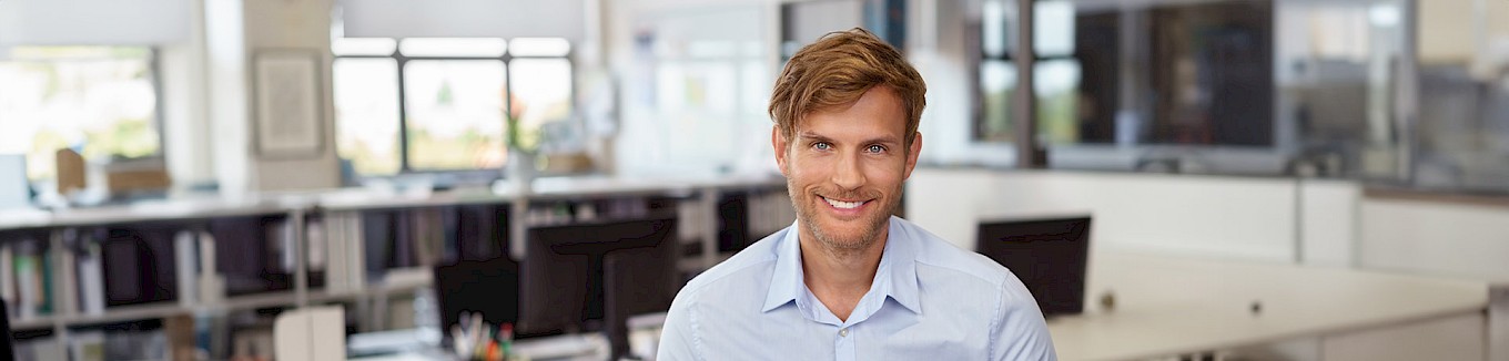 Mitarbeiter aus dem Vertriebsteam lächelt in die Kamera