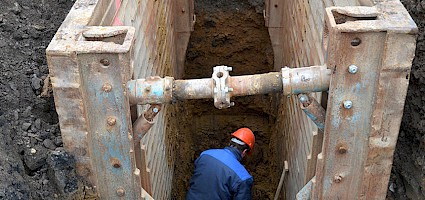 Arbeiter im Tiefbau mit gutem Arbeitsschutz