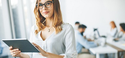 Vertriebsoutsourcing: Frau verwaltet Sales Mitarbeitende