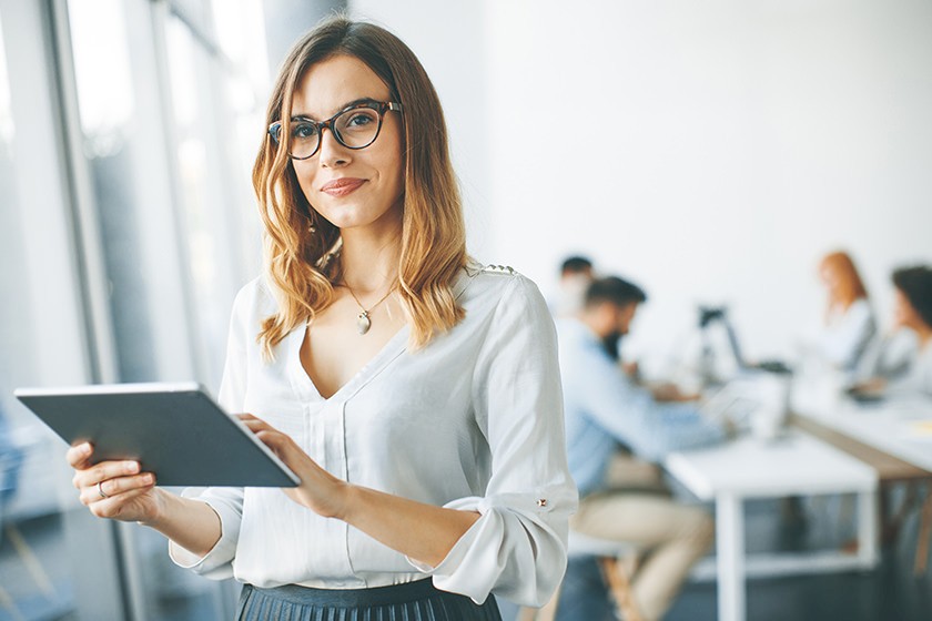 Vertriebsoutsourcing: Frau verwaltet Sales Mitarbeitende.