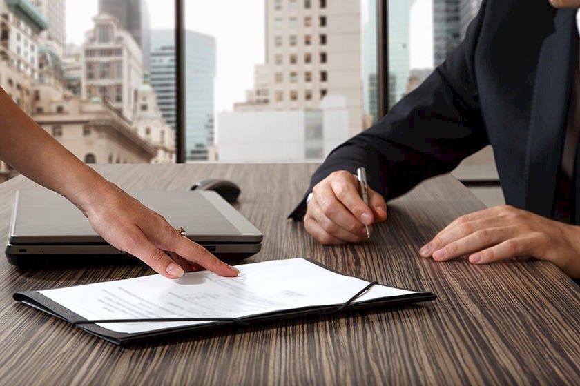 Rechnungskorrektur: Person zeigt auf Rechnung