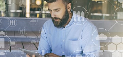 Retention Marketing: Mann benutzt Tablet