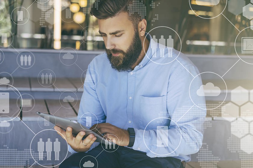 Retention Marketing: Vernetzte Icons und Mann am Tablet.