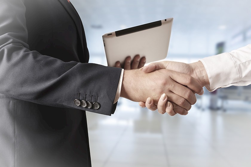 Retention Marketing: Handschlag zwischen zwei Personen.