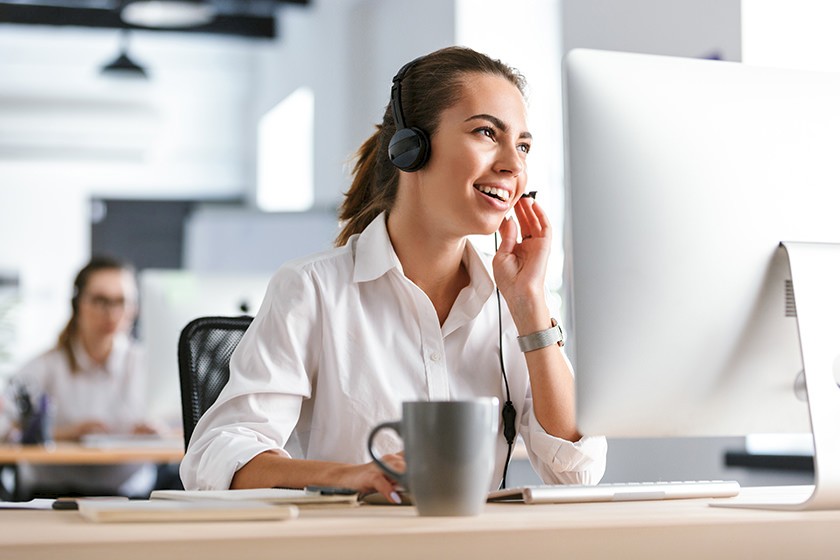 Telemarketing: Frau telefoniert via Headset