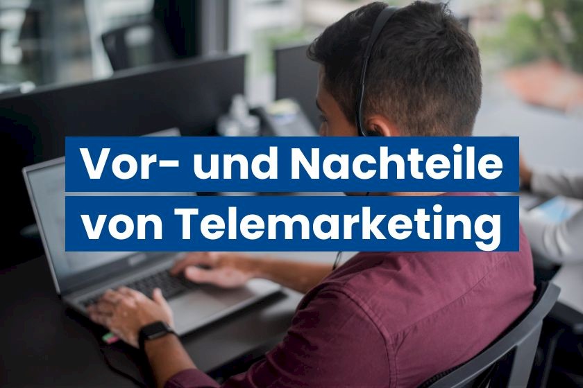 Person mit Headset an einem Laptop