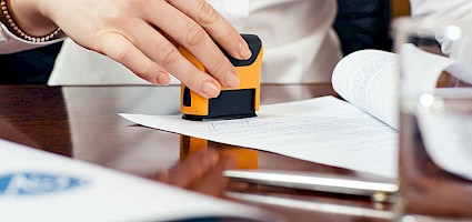 Angebotsunterlagen werden unterzeichnet - durch Praequalifikation kann man leichter an Ausschreibungen teilnehmen