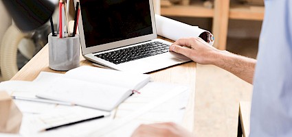 Newcomer im Vergabeverfahren: Mann sitzt am Laptop.