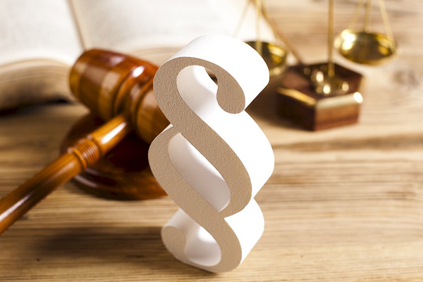 DSGVO: Symbole von Justitia und Paragraph-Zeichen