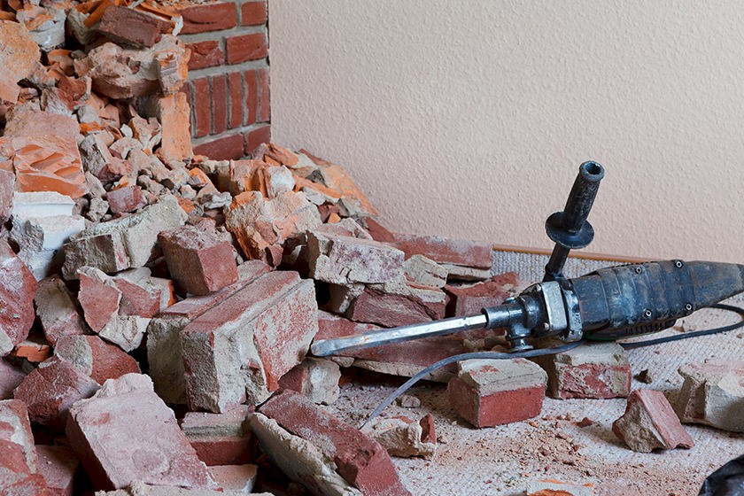 Kreislaufwirtschaft Bauwesen: Mauer wird abgerissen