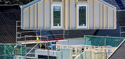 Modulbauweise: Fertige Wand wird mit Kran in Position gebracht.