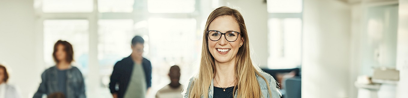Mitarbeiterin der Vertriebsassistenz lächelt in die Kamera