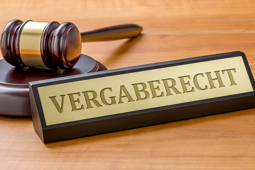 Vergabetransformationspaket: Vergaberecht-Schild und Richterhammer auf einem Tisch