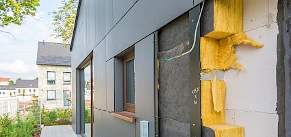 Nachhaltige Dämmstoffe: Anbringung einer Dämmung an Fassade
