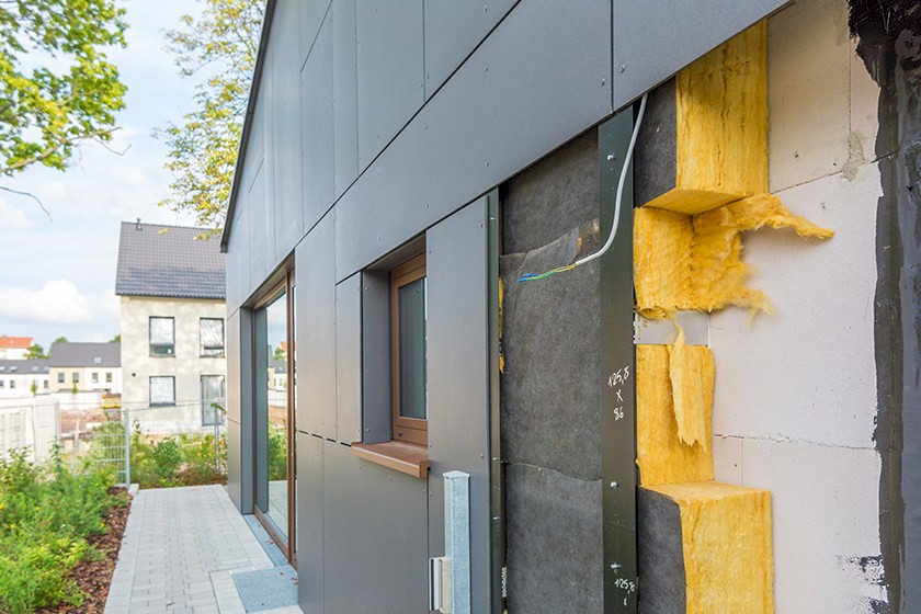 Nachhaltige Dämmstoffe: Anbringung von Dämmmaterial an Fassade