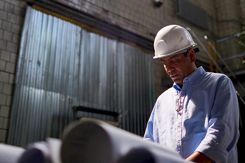 Leistungsphasen nach HOAI: Bauherr begutachtet Fortschritt der Planung