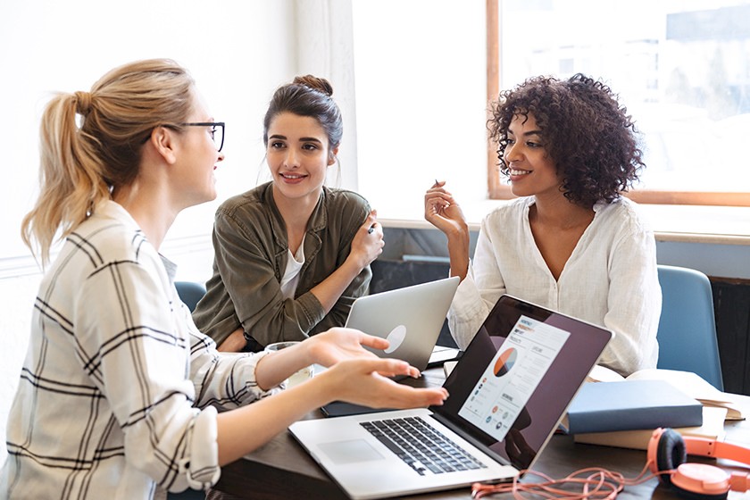 Werkstudentinnen arbeiten gemeinsam in der Recherche