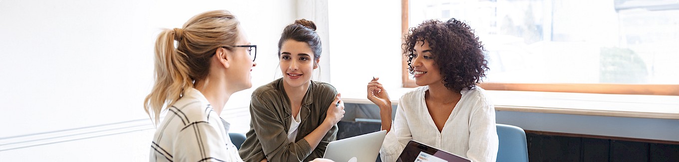 Werkstundentinnen in der Recherche besprechen ihre Arbeit