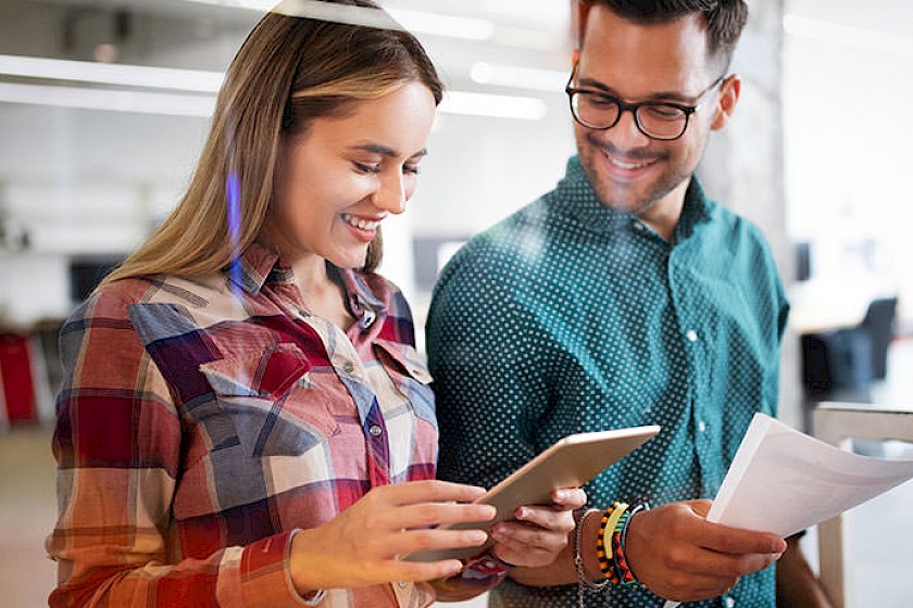 Product Manager redet mit Kollegin