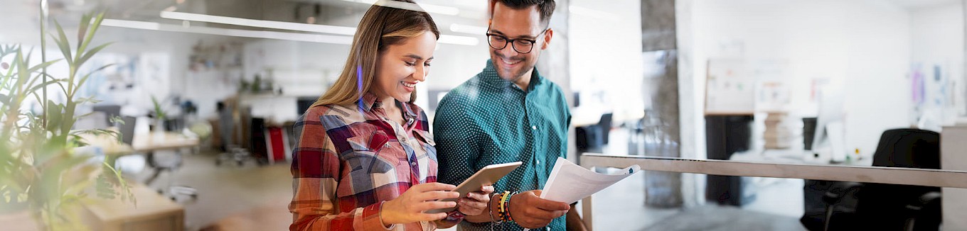 Product Manager SaaS diskutiert mit Kollegin