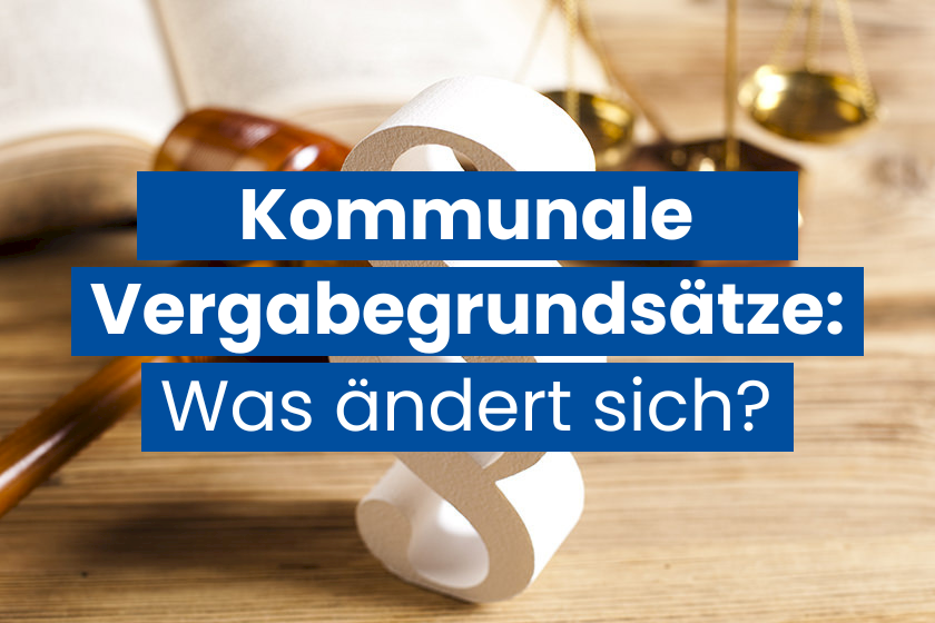 Kommunale Vergabegrundsätze NRW: Paragrafzeichen auf einem Tisch vor Richterhammer