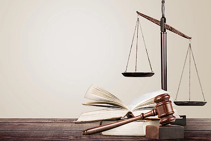 Waage, Buch und Richterhammer als Rechtssymbole