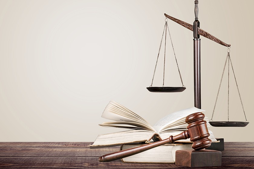 Waage, Buch und Richterhammer als Rechtssymbole