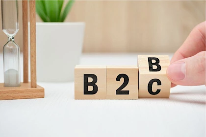Holzklötze, von dem Begriff B2C zu B2B gedreht werden