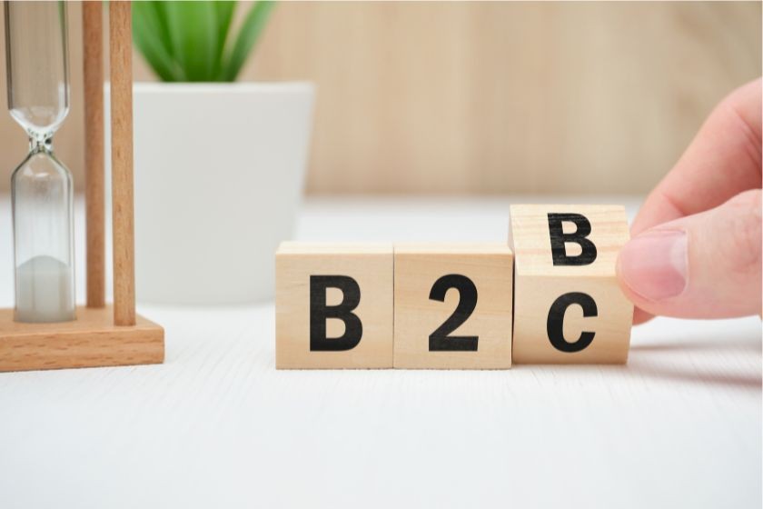 Holzklötze, von dem Begriff B2C zu B2B gedreht werden