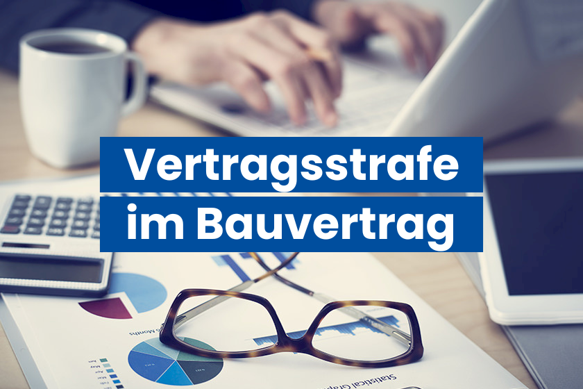Vertragsstrafe Bauvertrag: Überschrift vor Hintergrund mit Person am Laptop