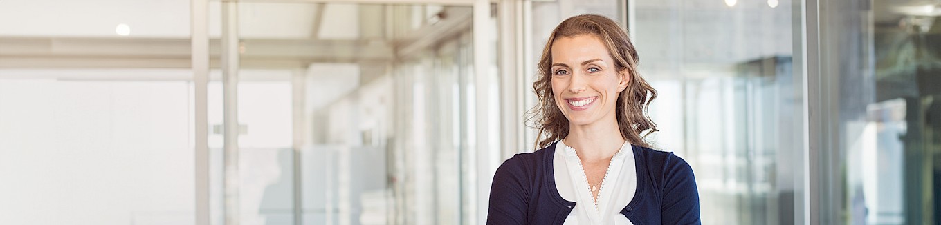 Key Account Managerin lächelt in die Kamera